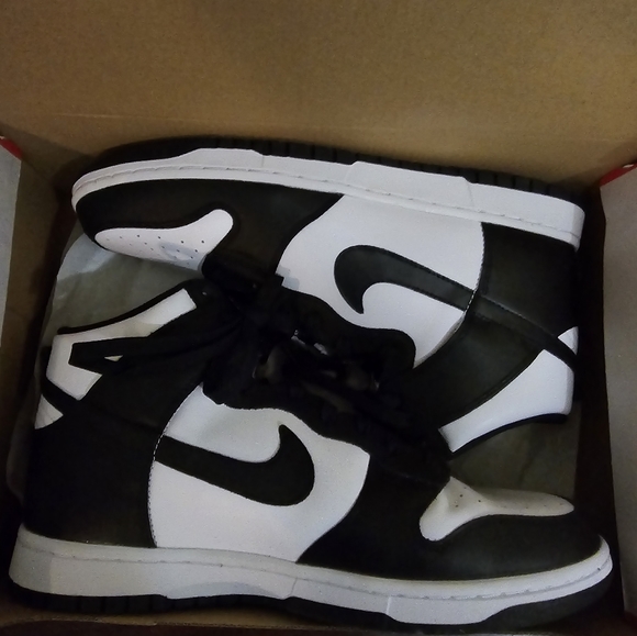 I'm selling my Nike Panda dunk highs - Picture 4 of 5